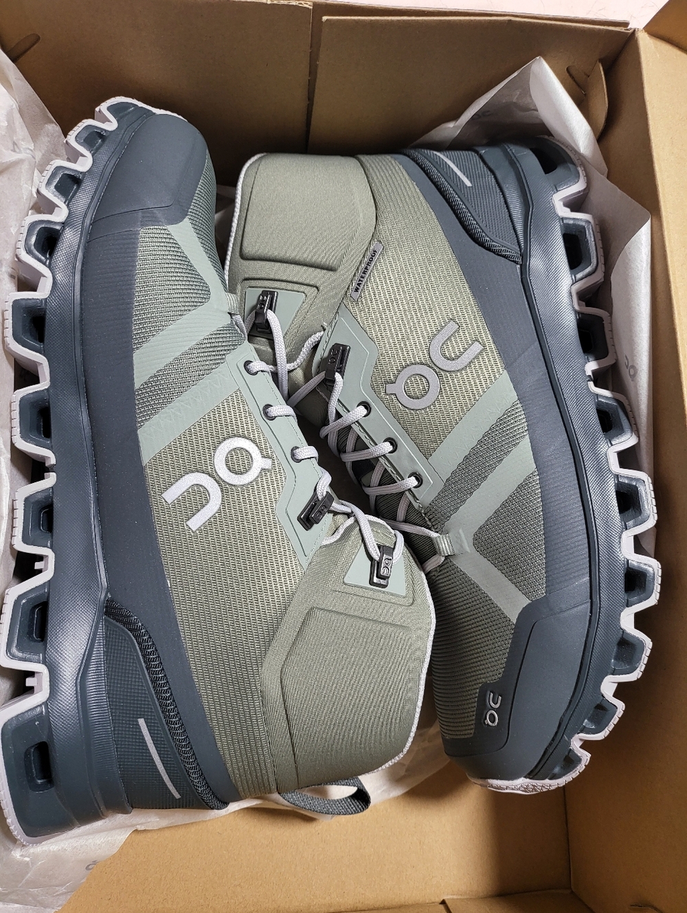 Brand New in box - On Cloud Men's Cloudrock Waterproof - Womens size 9 Mens 7.5